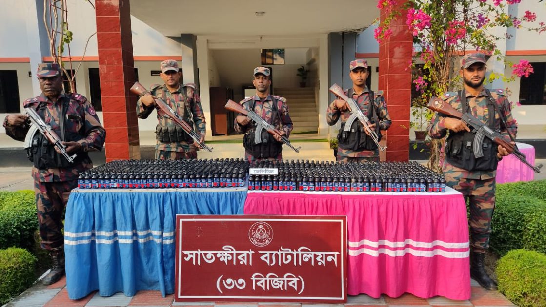 সাতক্ষীরায় বিপুল পরিমাণ মাদকসহ ভারতীয় পণ্য জব্দ