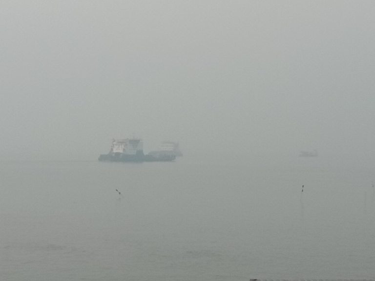 ঘন কুয়াশায় মধ্যরাত থেকে ফেরি চলাচল বন্ধ