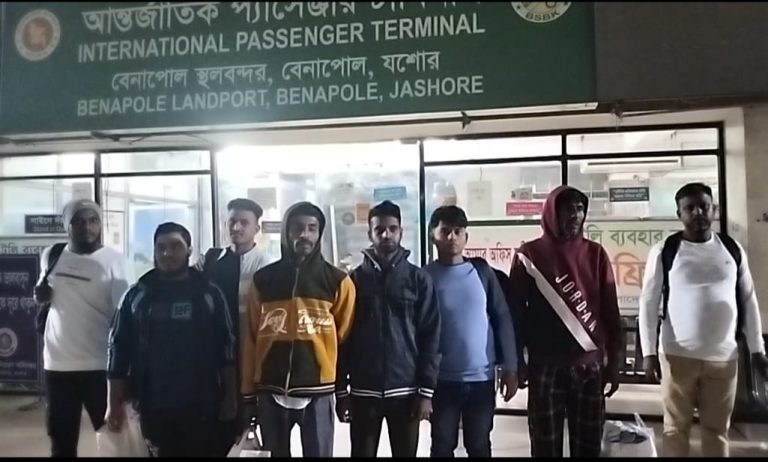 ভারত থেকে দেশে ফিরলেন ৯ বাংলাদেশি যুবক