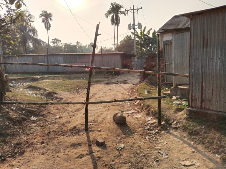 মির্জাপুরে সরকারি রাস্তায় বাঁশের বেড়া, চলাচলে দুর্ভোগ