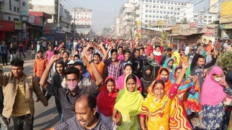 কারখানা খুলে দেয়ার দাবিতে গাজীপুরে শ্রমিকদের বিক্ষোভ
