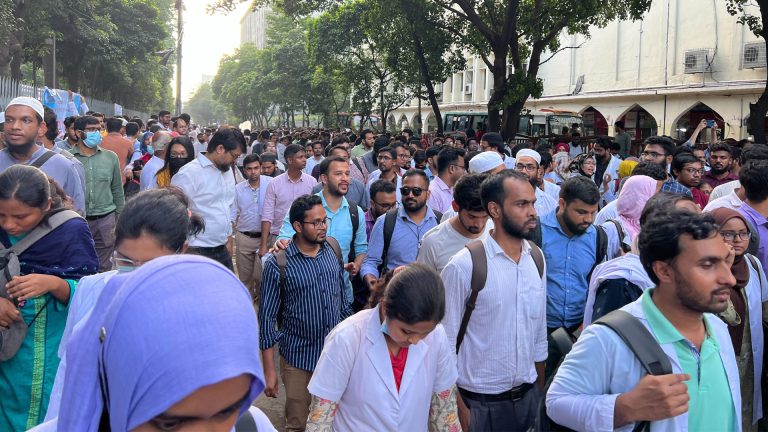 কর্মবিরতির ঘোষণা দিয়ে সড়ক ছাড়লেন চিকিৎসকরা