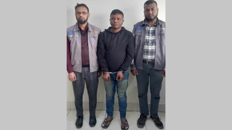 আপত্তিকর ছবি তুলে ব্ল্যাকমেইল, ভুয়া মেজর গ্রেপ্তার