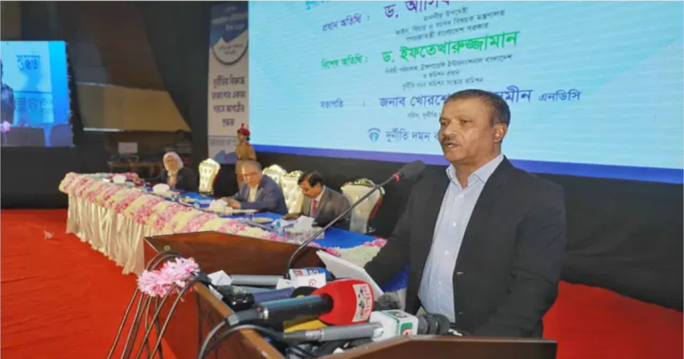 শেখ হাসিনা ও তার পুরো পরিবার ‘চোর’: আসিফ নজরুল