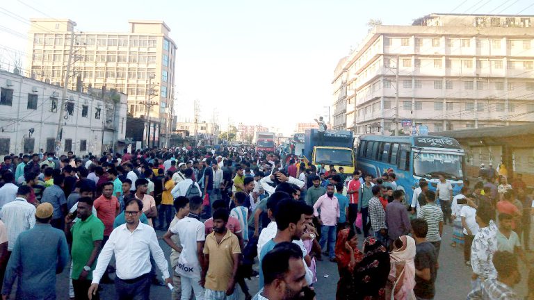 গাজীপু‌রে ঢাকা-টাঙ্গাইল মহাসড়ক অব‌রোধ কর‌ছে শ্রমিকরা