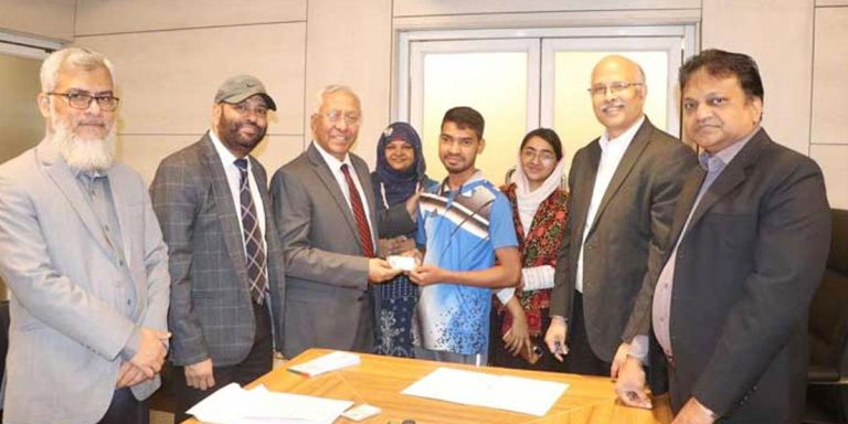 অভ্যুত্থানে আহতদের হাসপাতালে গিয়ে স্মার্টকার্ড দিচ্ছে নির্বাচন কমিশন