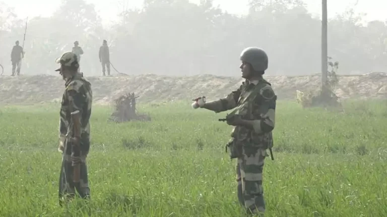 সীমান্তে সাউন্ড গ্রেনেড হাতে বিএসএফ, ছবি ভাইরাল