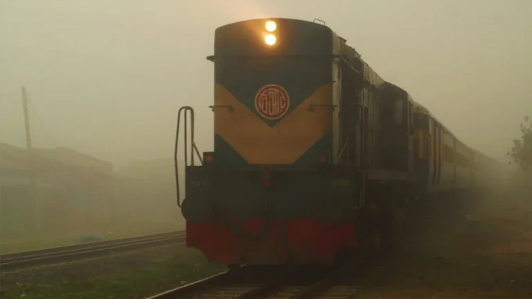 ঘন কুয়াশায় দুর্ঘটনা রোধে রেলওয়ের নির্দেশনা