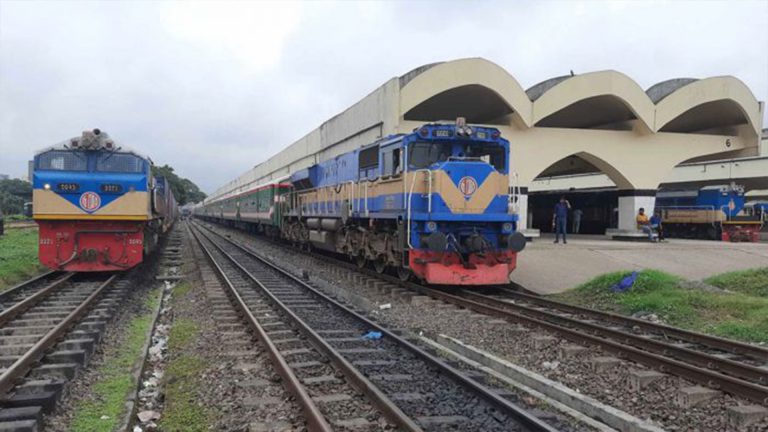 ৩০ ঘণ্টা পর সারাদেশে ট্রেন চলাচল স্বাভাবিক