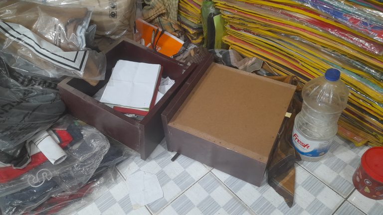 ঝিনাইদহে ২৬ ব্যবসা প্রতিষ্ঠানে মালামাল ও নগদ টাকা লুট