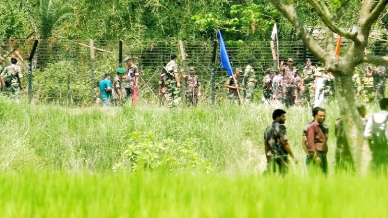 বিএসএফের কাঁটাতারের বেড়া নির্মাণ রুখে দিলো বিজিবি