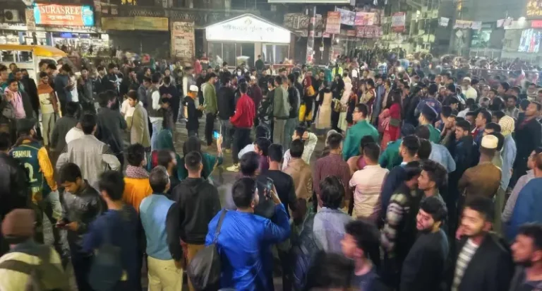 ৫ দফা দাবিতে সাত কলেজ শিক্ষার্থীদের সাইন্সল্যাব অবরোধ