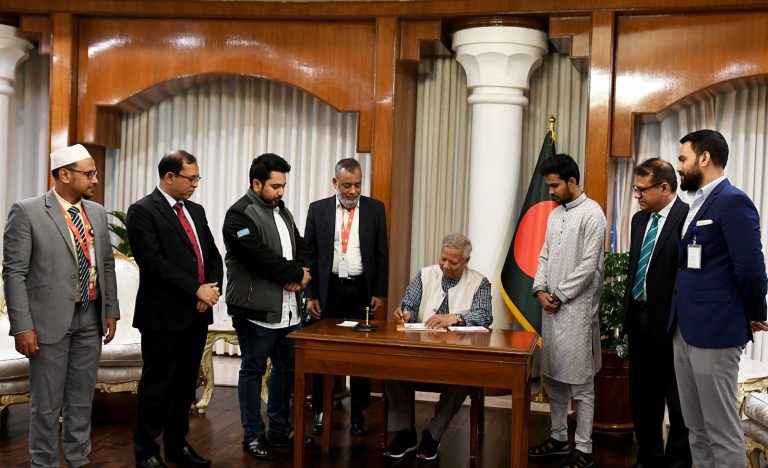 ‘তারুণ্যের উৎসব ২০২৫’ এর উদ্বোধনী খামে প্রধান উপদেষ্টার স্বাক্ষর