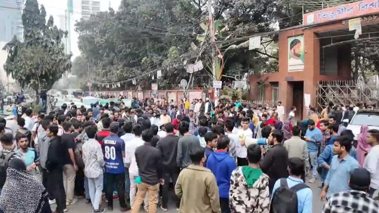 বিশ্ববিদ্যালয় দাবিতে তিতুমীর কলেজের শিক্ষার্থীদের সড়ক অবরোধ