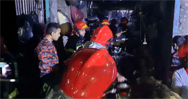 মিরপুরে মোটরসাইকেল গ্যারেজে আগুন, নিয়ন্ত্রণে ৩ ইউনিট