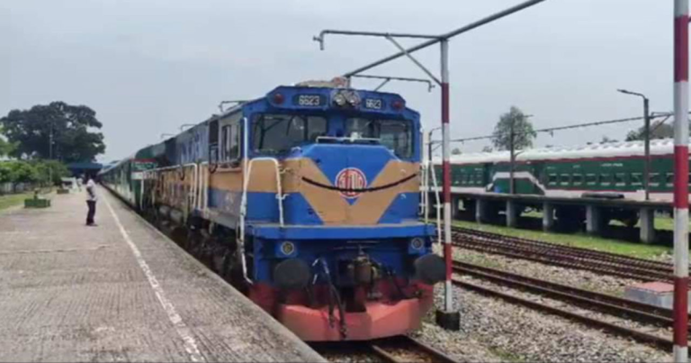 রানিং স্টাফদের কর্মবিরতি: সারা দেশে ট্রেন চলাচল বন্ধ