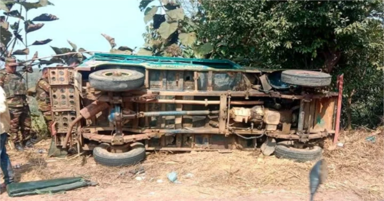 সাজেকে পর্যটকবাহী জিপ উল্টে আহত ৮
