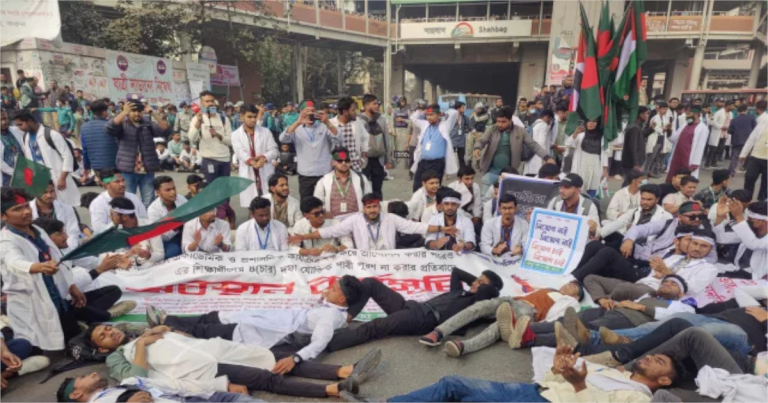 ৪ দফা দাবিতে ম্যাটস শিক্ষার্থীদের শাহবাগ অবরোধ