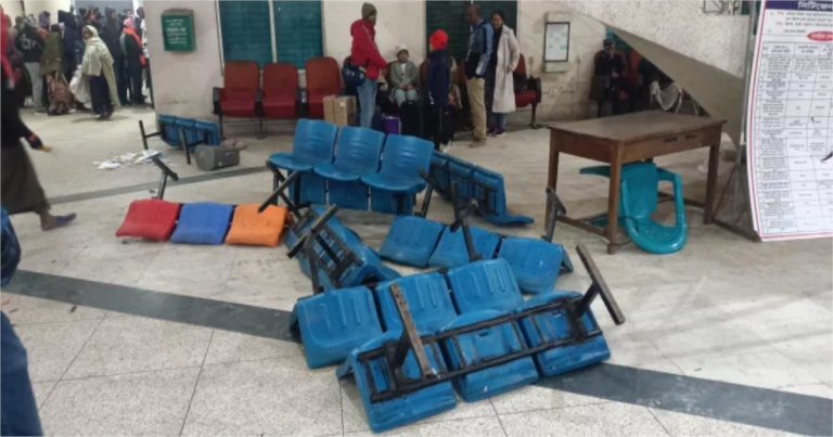ট্রেন না পেয়ে রাজশাহী স্টেশনে স্টাফদের মারধর ও ভাঙচুর