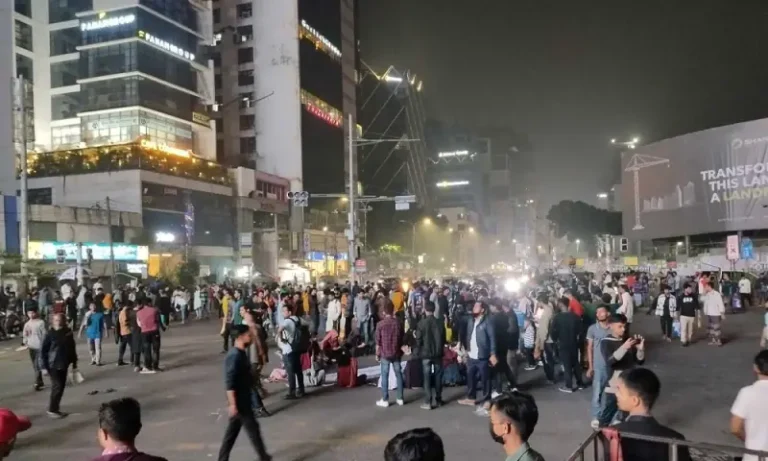 গুলশানের সড়কে তিতুমীর কলেজ শিক্ষার্থীরা, যান চলাচল বন্ধ