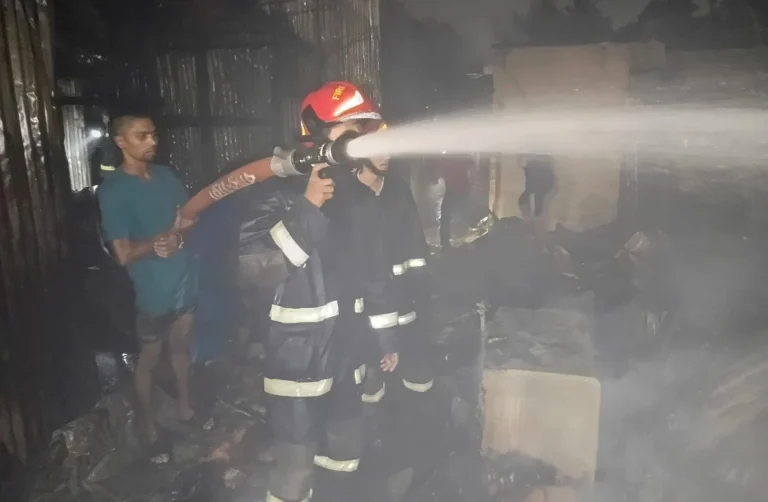কড়াইল বস্তির আগুনে পুড়ল ৬১ ঘর