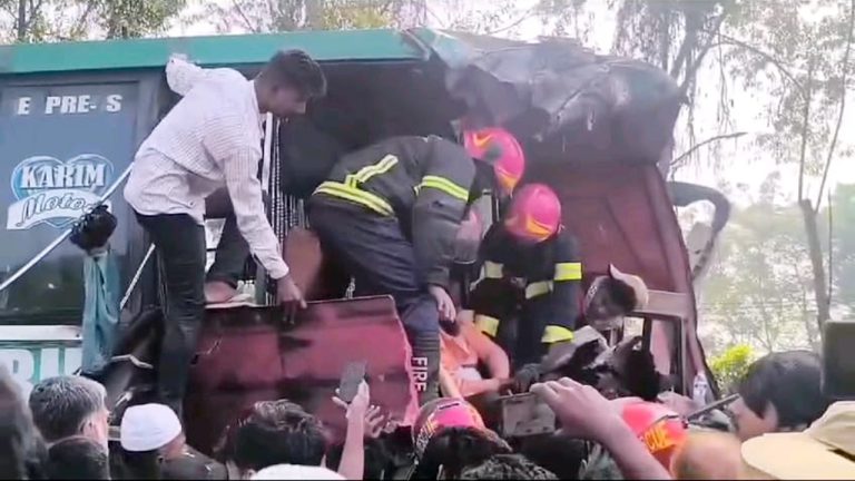 গোপালগঞ্জে বাসের পেছনে আরেক বাসের ধাক্কা, নিহত ২