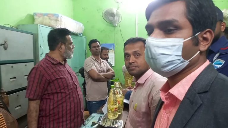 নারায়ণগঞ্জে বেশী দামে তেল বিক্রি, লক্ষ টাকা জরিমানা