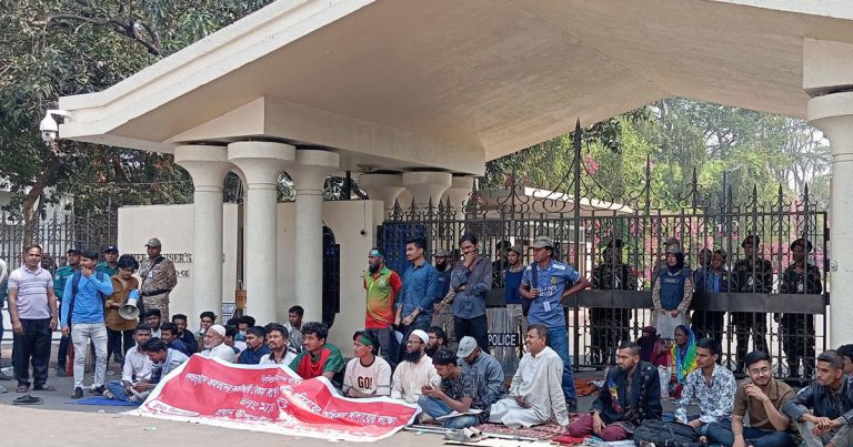প্রধান উপদেষ্টার কার্যালয়ের গেটে ২৬ ঘণ্টা ধরে অবস্থান করছে আহতরা