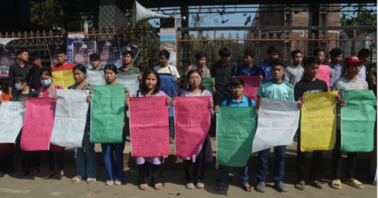 জুমচাষী মুক্তির দাবিতে বান্দরবানে মানববন্ধন ও প্রতিবাদ সমাবেশ