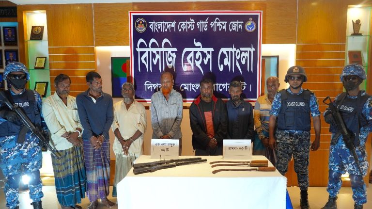 সুন্দরবনে অস্ত্রসহ বনদস্যু হান্নান বাহিনীর ৭ সদস্য আটক