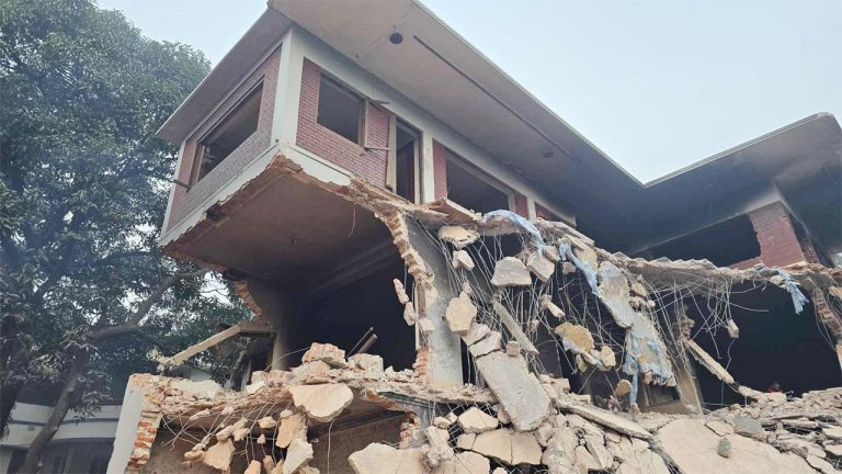 ভোর থেকে আবারও ভাঙা হচ্ছে ধানমন্ডি ৩২ নম্বরের বাড়ি
