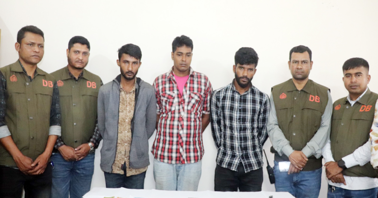 চলন্ত বাসে ডাকাতি ও শ্লীলতাহানি, গ্রেপ্তার ৩