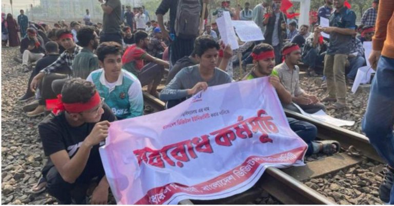 গাজীপুরে শিক্ষার্থীদের রেলপথ অবরোধে ট্রেন চলাচল বন্ধ