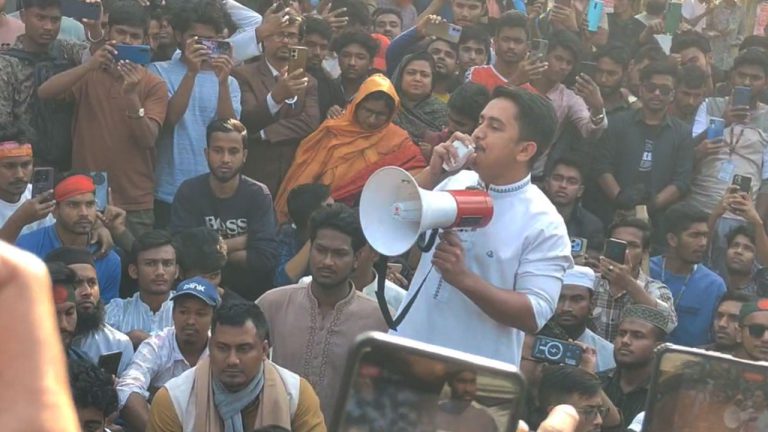 আরেকটি বিপ্লবের হুঁশিয়ারি সারজিসের