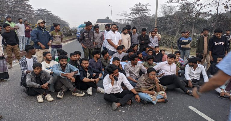 যমুনা সেতুর পশ্চিমে শিক্ষার্থীদের অবরোধ, যানচলাচল বন্ধ