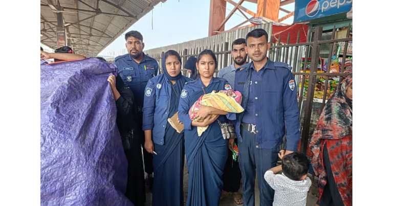 বিমানবন্দর রেলস্টেশনে জন্ম নিল ফুটফুটে কন্যাশিশু