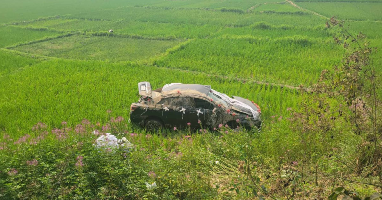 ট্রেনের ধাক্কায় ধানক্ষেতে বিয়ের গাড়ি