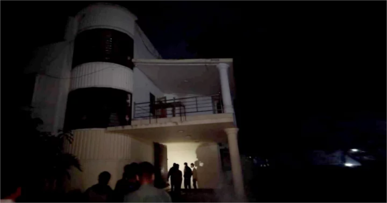 সাবেক সেনাপ্রধান মইন ইউ আহমেদের বাড়িতে হামলা-অগ্নিসংযোগ