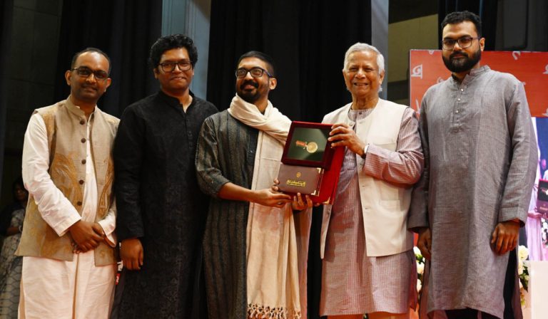 একুশে পদক তুলে দিলেন প্রধান উপদেষ্টা