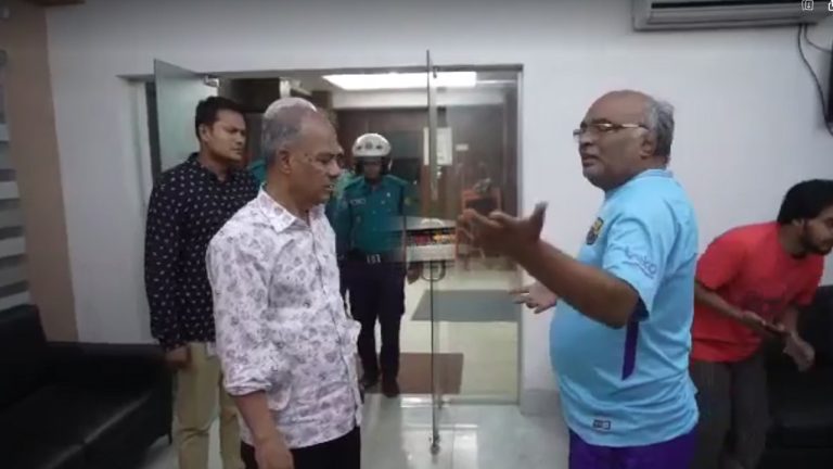 হঠাৎ থানা পরিদর্শনে হাজির স্বরাষ্ট্র উপদেষ্টা