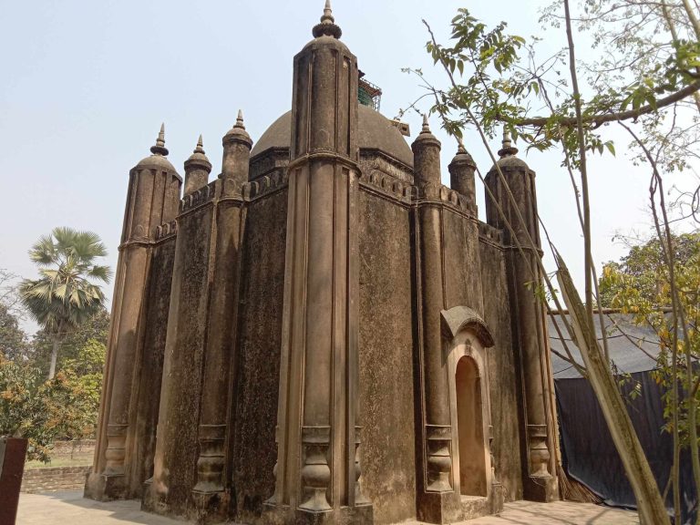 যে মসজিদে ৭ মুসল্লি নামাজ পড়তে পারেন