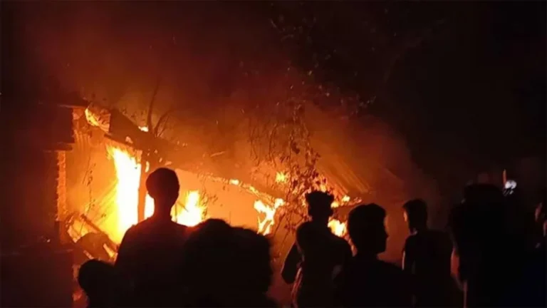 শিশুটির দাফন সম্পন্ন, আসামিদের বাড়িতে বিক্ষুব্ধ জনতার আগুন
