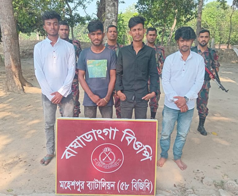 মহেশপুর সীমান্তে নারী শিশুসহ ১৫ বাংলাদেশি আটক
