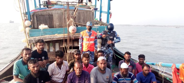 চারদিন সাগরে ভাসছিলেন ১৩ জেলে, ৯৯৯-এ কলে উদ্ধার