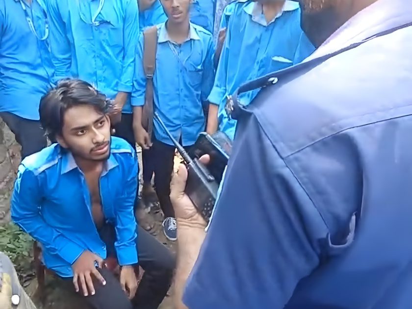 পরীক্ষা দিতে এসে আটক ছাত্রলীগ নেতা