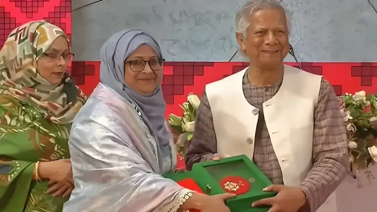 স্বাধীনতা পুরস্কার তুলে দিলেন প্রধান উপদেষ্টা