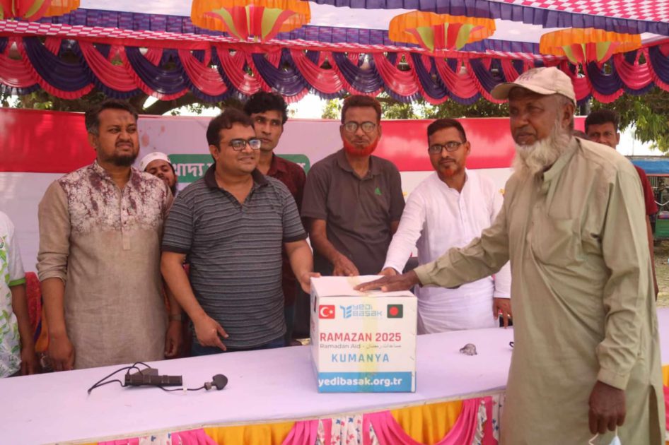 ঝিনাইদহে দোস্ত এইডের ২৫০ ফুড প‍্যাকেট বিতরণ
