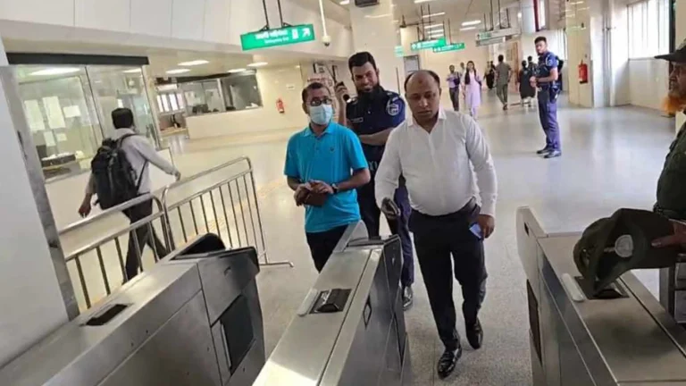 মেট্রোরেলে বিনা টিকিটে যাতায়াত করছেন যাত্রীরা