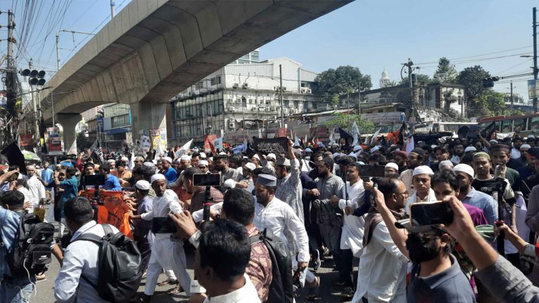 হিযবুত তাহরীরের মিছিলে পুলিশের টিয়ারশেল, ধাওয়া-পাল্টা ধাওয়া