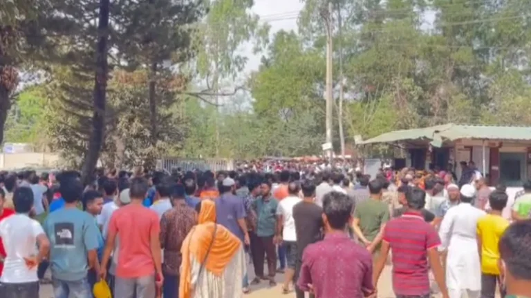 বকেয়া বেতনের দাবিতে গাজীপুরে শ্রমিকদের বিক্ষোভ